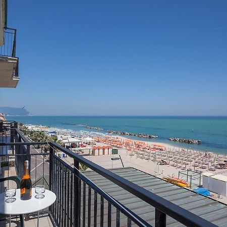 Hotel Bianchi Nicola 雷卡纳蒂港 外观 照片